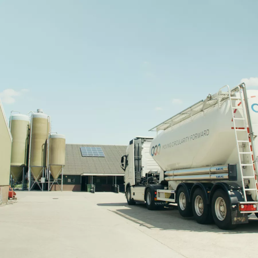 Vrachtwagen op de boerderij