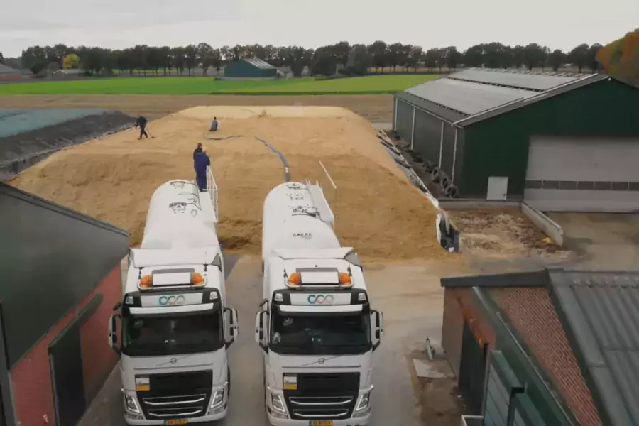 Kuilafdekken met vrachtwagen