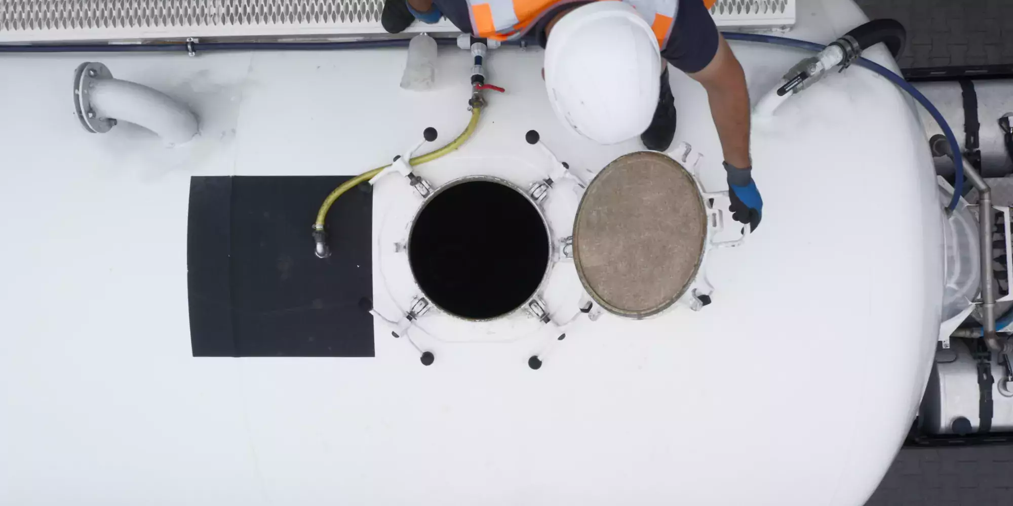 Tankwagen deksel openen 